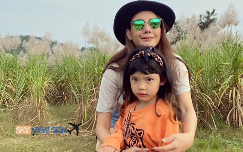 Tangmo Pataritda with her daughter