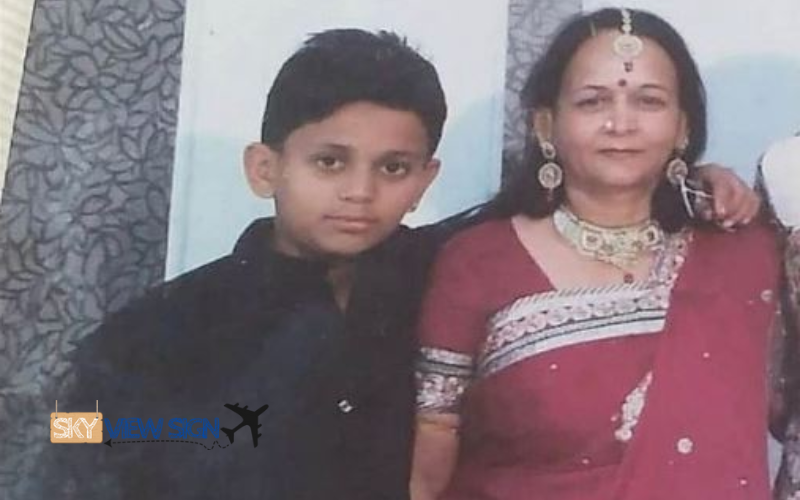 The old image of Durlabh Kashyap with his mother